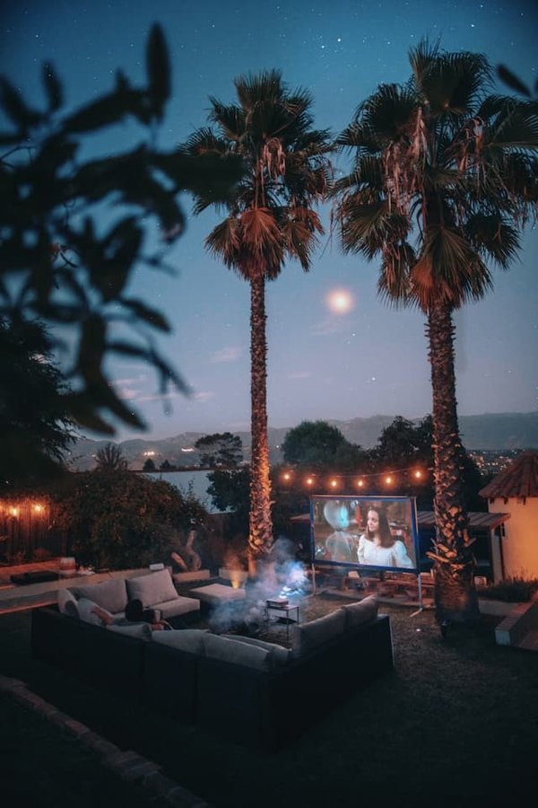 Comment créer une expérience de cinéma en plein air dans votre jardin, avec des conseils sur l'équipement et le choix des films ?