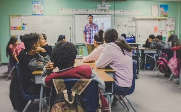 Comment les écoles peuvent-elles intégrer l'éducation au développement durable dans leur curriculum ?